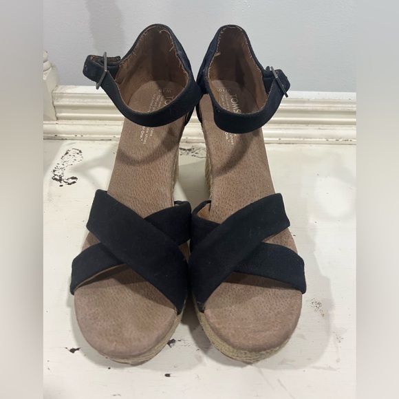 Pre owned Toms Wedge Heel Sandal / black and tan - Size 10
Ankle strap - Picture 2 of 7